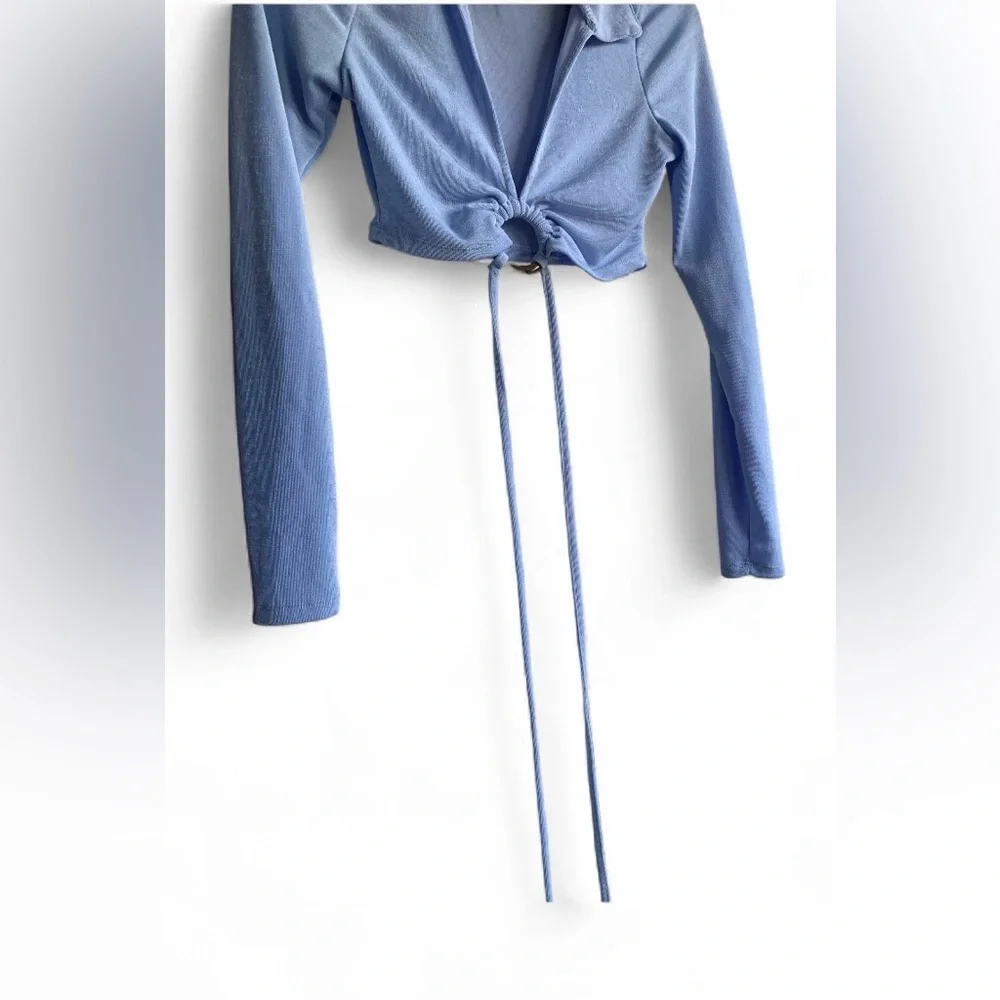 ALMOST FAMOUS Light Blue Long Sleeve Tie Front Tortoise Ring Crop Top Shirt - Picture 5 of 8